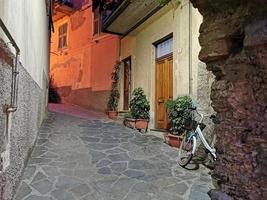 monterosso al mare, italien - 8. juni 2019 - das malerische dorf cinque terre italien ist nachts voller touristen foto