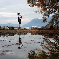 Bergamo-Spieler-Dudelsack spiegelt sich in einem Wasserbecken wider foto