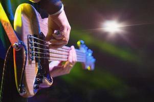 Bassist während einer Live-Show mit seiner Gruppe foto