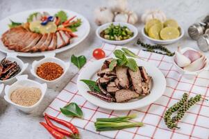 gegrillte Leberscheiben mit Karotten, Chili, Frühlingszwiebeln und Minze. foto