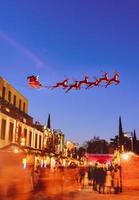 straßenansicht massen von menschen mit kindern auf dem weihnachtsmarkt am weihnachtstag. Feiern und Feiertagsstimmung foto