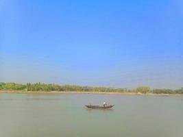 Das Boot auf dem Fluss ist blauer Himmel foto