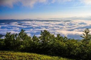 majestätische weiße Wolken unten foto