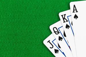 Royal Flush Poker Spielkarten auf grünem Filz Hintergrund foto