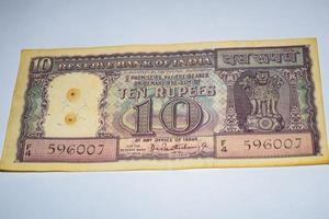 seltene alte indische 10-Rupie-Banknote auf weißem Hintergrund, Regierung von Indien 10-Rupie-alte Banknote indische Währung, alte indische Währungsnote auf dem Tisch foto