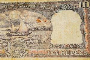 Nahaufnahme der seltenen Zehn-Rupien-Note auf dem Tisch, alte indische Banknoten auf einem rotierenden Tisch, seltene indische Währung Nahaufnahme foto