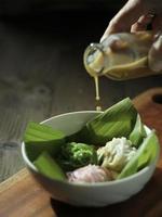 Blick aus der Vogelperspektive auf das indonesische Betawi-String-Trichtergericht namens Putu Mayang-Kuchen mit nudelartiger Form, serviert mit foto