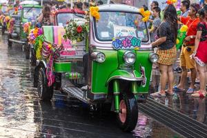 bangkok songkran festival siam square 2016, das songkran festival wird in thailand als traditioneller neujahrstag vom 13. bis 15. april gefeiert.