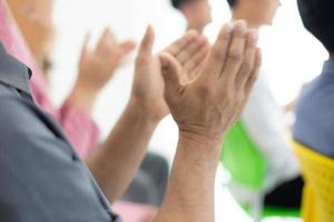 erfolgreiche geschäftsleute, die zusammenstehen, erweitern sich und zeigen eine starke beziehung der arbeitnehmergemeinschaft. ein team von geschäftsleuten und geschäftsfrauen, die eine starke gruppenteamarbeit im modernen büro zum ausdruck bringen. foto