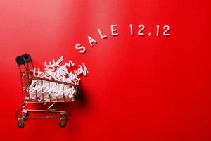 12.12 Shopping Day Super Sale Flat Lay Konzept auf rotem Hintergrund foto