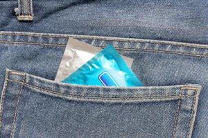 Kondome im Paket in Jeans. foto