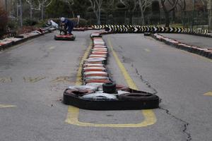 kartbahnbereich bunte reifen spaß adrenalin foto