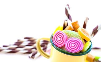 bunte Bonbons und Zuckerbonbons auf weißem Hintergrund foto