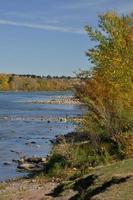 Herbstfarben am Fluss foto