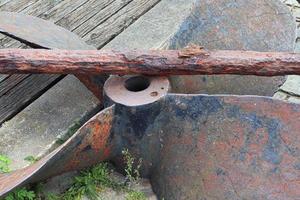 verschiedene Poller und technische Einrichtungen des Schiffsverkehrs in einem Hafen foto