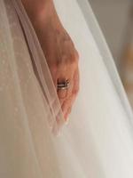 filigrane Details der Hochzeitsfeier. Frischvermählte halten sich an den Händen. foto