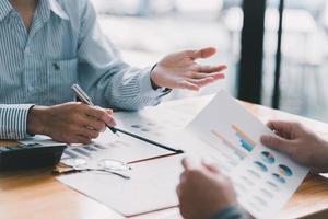 finanzmanager treffen diskutieren unternehmenswachstumsprojekt erfolg finanzstatistiken, professioneller investor arbeitet start-up-projekt für strategieplan mit dokument. foto