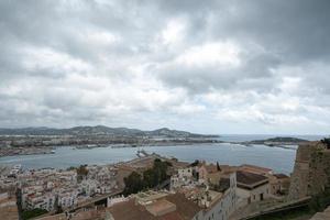 Blick von der Altstadt von Dalt Vila auf Ibiza in Spanien im Sommer 2022. foto