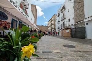 Sant Antoni de Portmany, Ibiza, Spanien. 04.2022 13 Personen in der Altstadt von Dalt Vila auf Ibiza in Spanien im Sommer 2022. foto