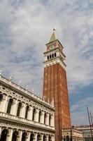 st markus campanile - campanile di san marco auf italienisch, der glockenturm der st markus basilika in venedig, italien. foto