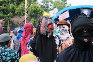 die Tradition der Sekura-Party, eine Gesichtsbedeckung aus Holz oder Stoff, die das Gesicht schmückt. Sekura ist eine Art Maskenkunst, die aus West Lampung stammt. foto