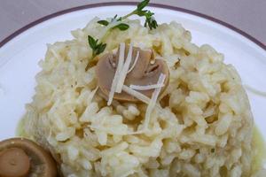 Risotto mit Champignons auf dem Teller foto