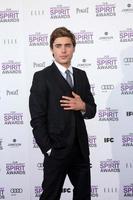 los angeles, 25. feb - zac efron kommt am 25. februar 2012 in santa monica, ca. bei den film independent spirit awards 2012 am strand an foto