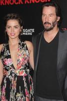 los angeles, 7. oktober - ana de armas, keanu reeves bei der klopf klopf los angeles premiere in den tcl chinese 6 theatern am 7. oktober 2015 in los angeles, ca foto