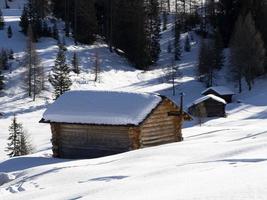 dolomiten schneepanorama holzhütte gadertal armentara foto