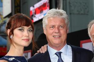 los angeles, aug 13 - olga kurylenko, roger donaldson bei der november man premiere im tcl chinese theater am 13. august 2014 in los angeles, ca foto