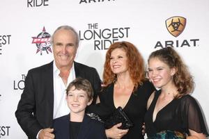 los angeles, 6. feb - ron shelton, lolita davidovich, valentina shelton bei der los angeles-premiere der längsten fahrt im tcl chinese theater am 6. april 2015 in los angeles, ca foto