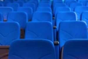 Saal mit blauen Sitzreihen foto