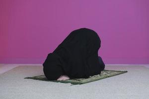 muslimische frau in namaz, die zu allah betet foto