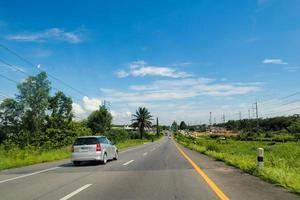 Blick auf die Straße Nr. 4 im süden thailands angesichts eines rasenden autos. reisekonzept foto