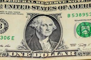 nahaufnahme von einem dollarisolat auf weißem hintergrund, amerikanischer eindollar nahaufnahme, porträt des verstorbenen us-präsidenten des verstorbenen george washington foto