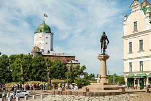 Wyborg, Gebiet Leningrad, Russland. - 02. Juli 2002. Der historische Platz der Stadt mit Blick auf die mittelalterliche Verteidigungsfestung foto