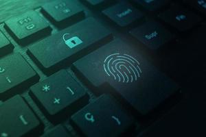 Sicherheitstechnikkonzept des Fingerabdrucks auf der Tastatur. Benutzer entsperren. globale Technologie. Datenschutz und Cybersicherheit. foto