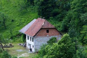 minsk weißrussland 12. juni 2018. dach eines alten hauses im dorf. foto