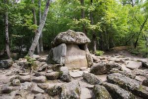 alter gefliester dolmen im tal des flusses jean in der nähe des schwarzen meeres, russland, südöstlich von gelendschik. foto