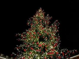 Christbaumschmuck mit roten Kugeln auf dem Straßenmarkt foto