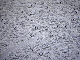 Regentropfen auf blauem Metall Nahaufnahme Makro foto