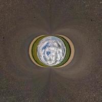 Umkehrung der blauen kleinen Planetentransformation des sphärischen Panoramas 360 Grad. sphärische abstrakte luftaufnahme auf der straße mit fantastischen schönen wolken. Krümmung des Raumes. foto