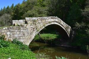 historische Steinbrücke Fußweg in Glaisdale England foto
