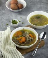 indonesisches essen, rippchensuppe mit gemischten karotten und gemüse foto