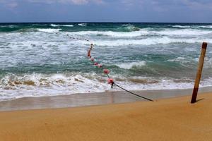 ein Seil mit Schwimmkörpern, um einen sicheren Schwimmbereich am Strand zu sichern. foto