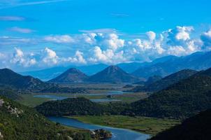 grüne pyramide, ein berg am fluss crnojevich oder am schwarzen fluss, in der nähe des ufers des skadarsees. Montenegro foto