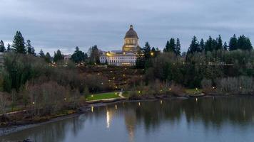 das olympia, washington waterfront in der dämmerung im dezember 2021 foto