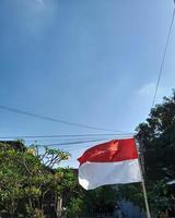 Die indonesische Flagge ist rot und weiß mit einem strahlend blauen Himmelshintergrund foto