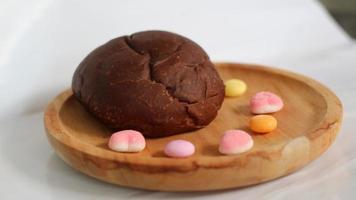 dunkelbraunes Brot und sechs süße Bonbons foto