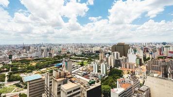 skyline von sao paulo brasilien, aufgenommen vom farol satander gebäude. foto